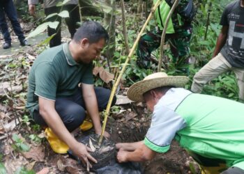 Pj Wali Kota Sabang Andri Nourman bersama beberapa dinas terkait melakukan pembersihan dan penanaman kembali beberapa jenis pohon di objek wisata Air Terjun Pria Laot.