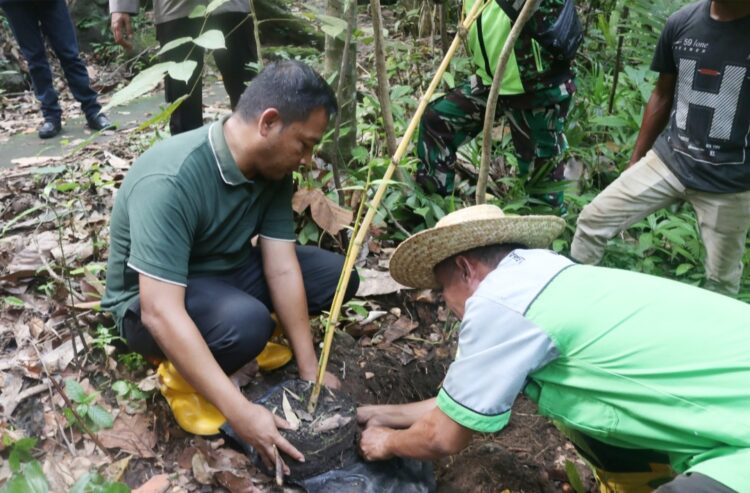 Pj Wali Kota Sabang Andri Nourman bersama beberapa dinas terkait melakukan pembersihan dan penanaman kembali beberapa jenis pohon di objek wisata Air Terjun Pria Laot.