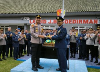 Kapolres Purbalingga AKBP Rosyid Hartanto bersama pejabat utama polres mengunjungi markas TNI yang ada di Kabupaten Purbalingga, Sabtu (5/10/2024). Kunjungan dilakukan dalam rangka memberikan ucapan Selamat Hari Ulang Tahun Ke-79 TNI.