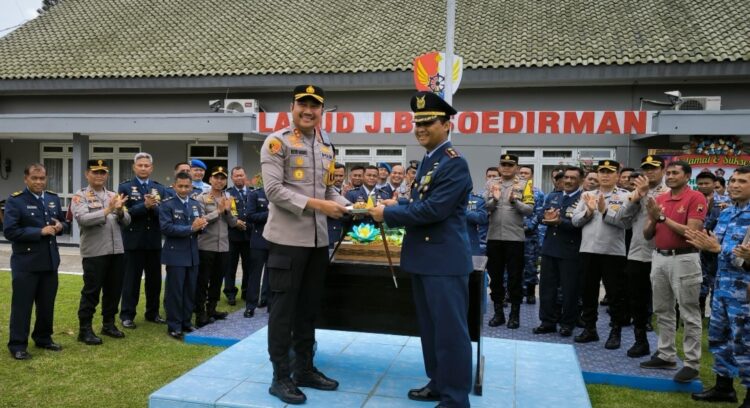 Kapolres Purbalingga AKBP Rosyid Hartanto bersama pejabat utama polres mengunjungi markas TNI yang ada di Kabupaten Purbalingga, Sabtu (5/10/2024). Kunjungan dilakukan dalam rangka memberikan ucapan Selamat Hari Ulang Tahun Ke-79 TNI.