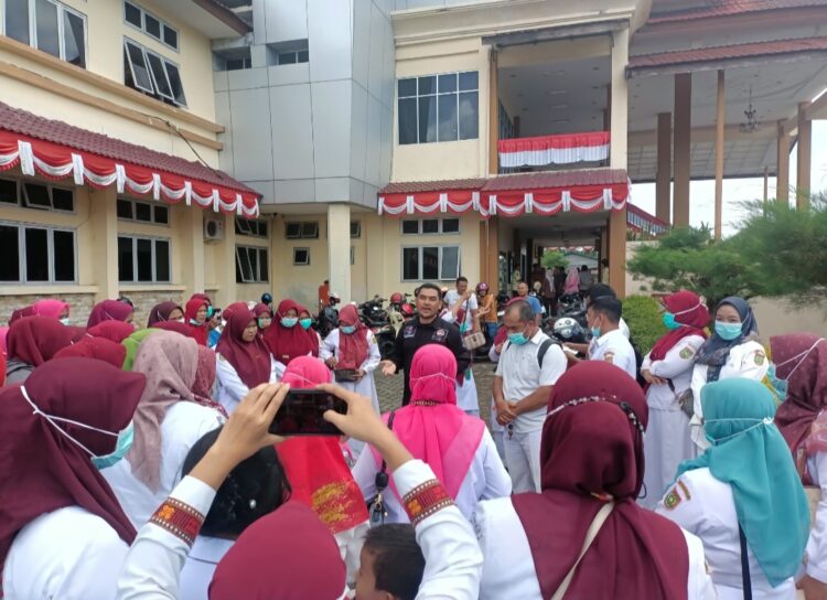 Ratusan tenaga kesehatan Kota Subulussalam datangi Kantor DPRK Subulussalam, mereka merupakan tenaga bakti Kesehatan Se Pemko Subulussalam.