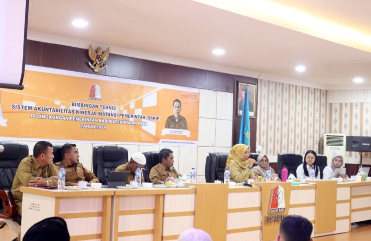 Dalam upaya meningkatkan kualitas tata kelola pemerintahan serta mendorong tercapainya akuntabilitas kinerja yang optimal di seluruh perangkat daerah, Pemerintah Kabupaten (Pemkab) Nagan Raya, Aceh mengadakan Bimbingan Teknis (Bimtek) Sistem Akuntabilitas Kinerja Instansi Pemerintah (SAKIP) tahun 2024. Kegiatan tersebut dibuka secara resmi oleh Penjabat (Pj) Bupati Nagan Raya, Fitriany Farhas di Aula Bappeda Kompleks Perkantoran Suka Makmue, Senin (7/10/2024).