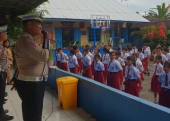 Personel dari Satuan Lalu Lintas (Satlantas) Polresta Manado mengadakan kegiatan “Polisi Sahabat Anak” di SD Garuda Manado. Dipimpin oleh Kanit Kamsel, kegiatan ini bertujuan untuk memberikan edukasi kepada para siswa tentang pentingnya menjaga keselamatan di jalan raya serta mencegah perilaku negatif di kalangan anak-anak sekolah dasar, Selasa (8/10/2024).