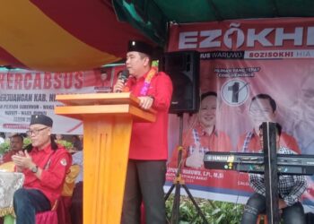 Calon Wakil Gubernur Sumatera Utara, Hasan Basri Sagala, nomor urut 2, hadir dalam acara pengukuhan tim Ezokhi di Nias Barat. Acara tersebut dihadiri oleh berbagai tokoh masyarakat dan pendukung setia, yang menunjukkan antusiasme tinggi terhadap calon pemimpin daerah ini. Pada Kamis, 17 Oktober 2024.