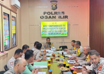 Polres Ogan Ilir menggelar rapat pemutakhiran data 667 Tempat Pemungutan Suara (TPS) di seluruh wilayah kabupaten. Rapat tersebut dipimpin oleh Wakapolres Ogan Ilir, Kompol Helmi Ardiansah, S.H., M.H., mewakili Kapolres Ogan Ilir, AKBP Bagus Suryo Wibowo, S.I.K.Turut hadir dalam rapat tersebut Kabag Ops Kompol Kusyanto, S.H.para Pejabat Utama (PJU), Kapolsek jajaran, dan Kasium Polres Ogan Ilir.