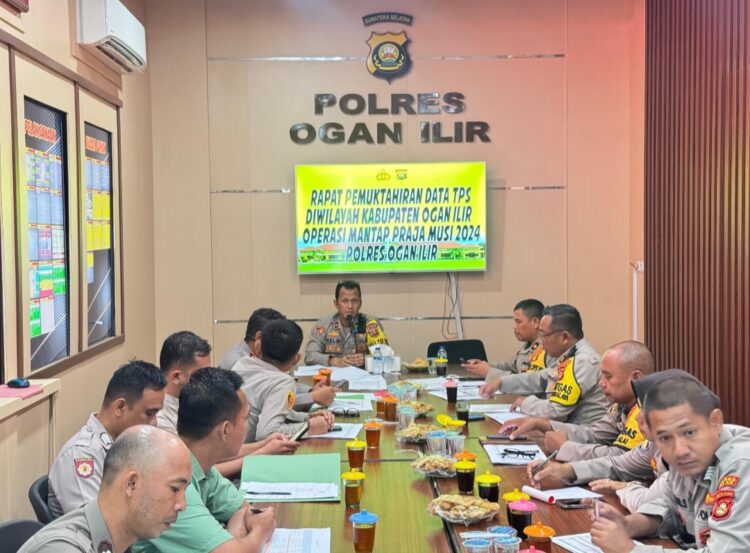 Polres Ogan Ilir menggelar rapat pemutakhiran data 667 Tempat Pemungutan Suara (TPS) di seluruh wilayah kabupaten. Rapat tersebut dipimpin oleh Wakapolres Ogan Ilir, Kompol Helmi Ardiansah, S.H., M.H., mewakili Kapolres Ogan Ilir, AKBP Bagus Suryo Wibowo, S.I.K.Turut hadir dalam rapat tersebut Kabag Ops Kompol Kusyanto, S.H.para Pejabat Utama (PJU), Kapolsek jajaran, dan Kasium Polres Ogan Ilir.