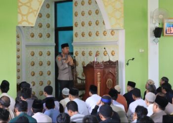 Kapolres Purbalingga AKBP Rosyid Hartanto mengajak jemaah untuk tidak saling bertengkar hanya karena beda pilihan saat Pilkada. Hal itu disampaikan Kapolres Purbalingga saat Safari Jumat di Masjid Utsman Bin Affan komplek Pasar Segamas Purbalingga, Jumat (25/10/2024).
