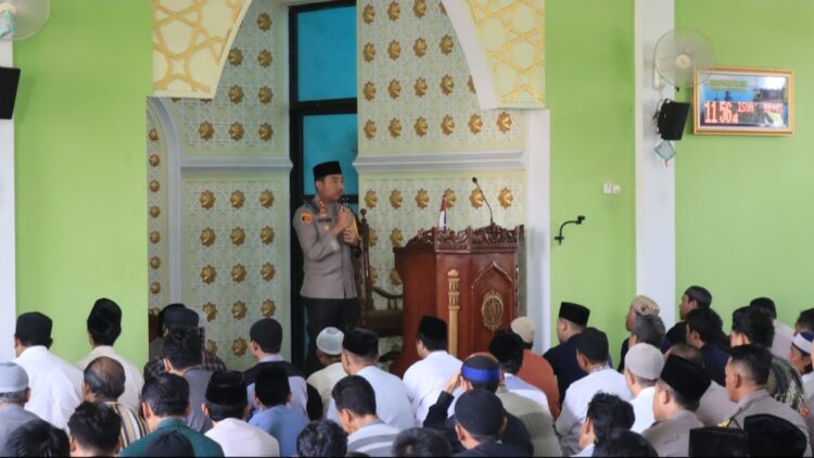 Kapolres Purbalingga AKBP Rosyid Hartanto mengajak jemaah untuk tidak saling bertengkar hanya karena beda pilihan saat Pilkada. Hal itu disampaikan Kapolres Purbalingga saat Safari Jumat di Masjid Utsman Bin Affan komplek Pasar Segamas Purbalingga, Jumat (25/10/2024).