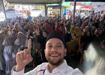 Calon Wakil Bupati Aceh Barat, Said Fadheil, kian membuat kaum ibu terkesima saat bersilaturahmi di posko pemenangan Tarsa Desa Kuta Padang, Kecamatan Johan Pahlawan.