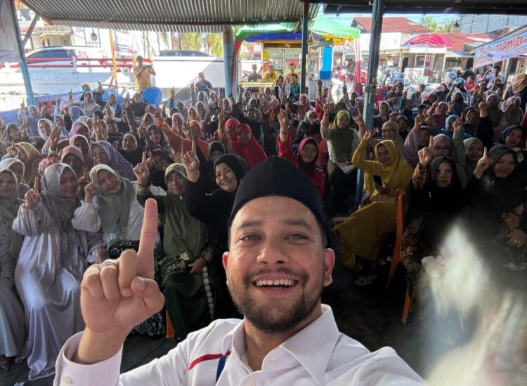 Calon Wakil Bupati Aceh Barat, Said Fadheil, kian membuat kaum ibu terkesima saat bersilaturahmi di posko pemenangan Tarsa Desa Kuta Padang, Kecamatan Johan Pahlawan.