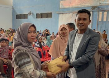 Warga Kabupaten Nagan Raya, Aceh sambut bahagia saat mengikuti Acara Sosialisasi dan penyerahan beasiswa Program Indonesia Pintar (PIP) Kemendikbud RI usulan Pokok Pikiran dari Anggota DPR-RI Partai Demokrat Teuku Riefky Harsya di Aula serba guna, Alun-Alun Kota Suka Makmue, Nagan raya pada Sabtu (26/10/2024).