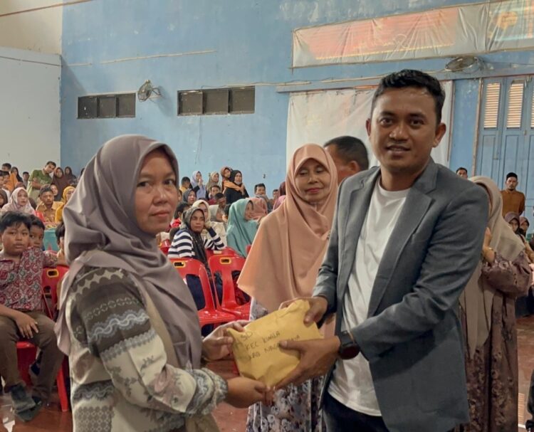 Warga Kabupaten Nagan Raya, Aceh sambut bahagia saat mengikuti Acara Sosialisasi dan penyerahan beasiswa Program Indonesia Pintar (PIP) Kemendikbud RI usulan Pokok Pikiran dari Anggota DPR-RI Partai Demokrat Teuku Riefky Harsya di Aula serba guna, Alun-Alun Kota Suka Makmue, Nagan raya pada Sabtu (26/10/2024).