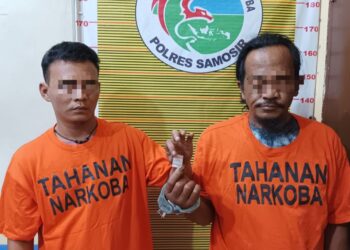 Satuan Reserse Narkoba Polres Samosir berhasil menangkap dua orang laki-laki dewasa asal Kabupaten Humbang Hasundutan di Jalan Umum Desa Hariarapintu Kecamatan Harian Kabupaten Samosir, yang kedapatan memiliki Diduga narkotika jenis sabu pada Kamis (24/10/2024).