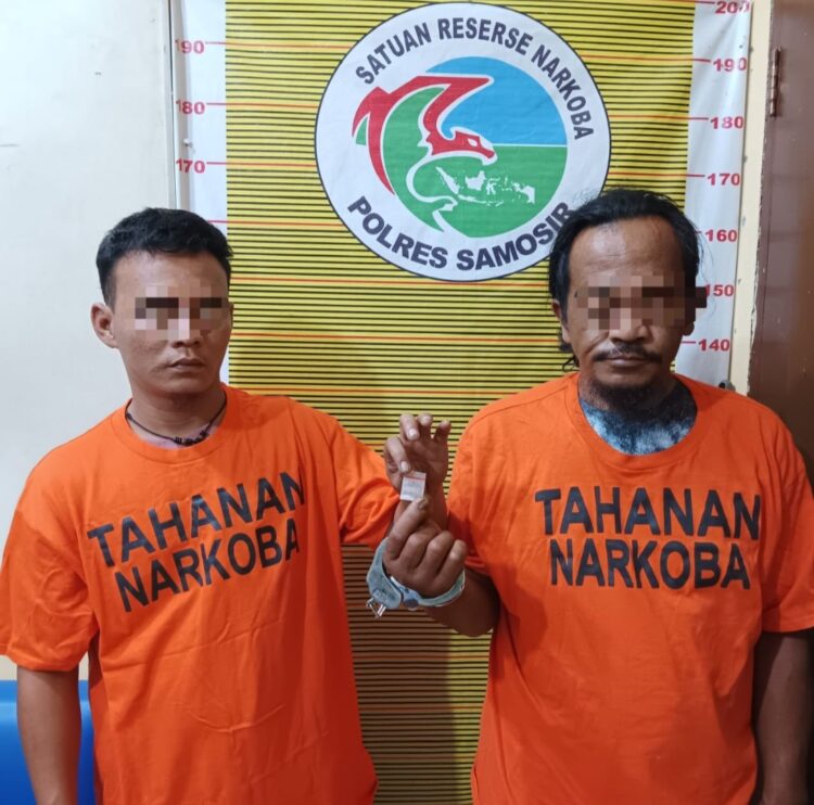 Satuan Reserse Narkoba Polres Samosir berhasil menangkap dua orang laki-laki dewasa asal Kabupaten Humbang Hasundutan di Jalan Umum Desa Hariarapintu Kecamatan Harian Kabupaten Samosir, yang kedapatan memiliki Diduga narkotika jenis sabu pada Kamis (24/10/2024).