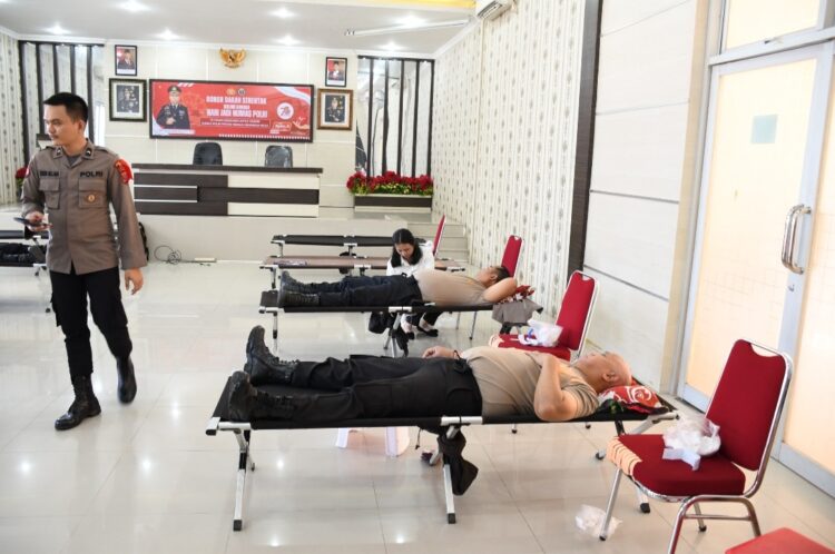 Polres Nias menggelar kegiatan bakti sosial berupa donor darah di Grha Sanika Satyawada. Kegiatan yang berlangsung pada hari Selasa (29/10) ini bertujuan untuk meningkatkan solidaritas serta menunjukkan kepedulian Polri terhadap kesehatan masyarakat.