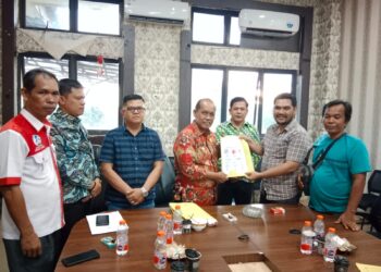 Surat tersebut diserahkan langsung Edi Sahputra Bako Ketua KNPI Kota Subulussalam kepada Pj Walikota Subulussalam turut didampingi oleh Pengurus KNPI Kaya Alim, Ahmad Rambe Ketua Ormas Laki, Hasan Gurinci Ketua LP Tipikor.
