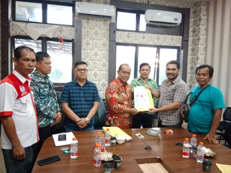 Surat tersebut diserahkan langsung Edi Sahputra Bako Ketua KNPI Kota Subulussalam kepada Pj Walikota Subulussalam turut didampingi oleh Pengurus KNPI Kaya Alim, Ahmad Rambe Ketua Ormas Laki, Hasan Gurinci Ketua LP Tipikor.