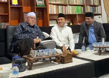 Calon Wakil Gubernur Aceh, Fadhlullah atau yang akrab disapa Dek Fadh, melakukan kunjungan silaturahmi dengan ulama kharismatik Aceh, Tgk H Hasanul Basri atau Abu Mudi, Pimpinan Dayah Mudi Mesra Samalanga, Bireuen, pada Jumat, 1 November 2024.