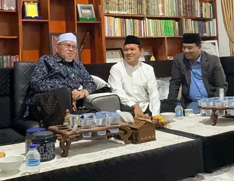 Calon Wakil Gubernur Aceh, Fadhlullah atau yang akrab disapa Dek Fadh, melakukan kunjungan silaturahmi dengan ulama kharismatik Aceh, Tgk H Hasanul Basri atau Abu Mudi, Pimpinan Dayah Mudi Mesra Samalanga, Bireuen, pada Jumat, 1 November 2024.