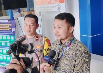 BPJS Kesehatan bersama Kepolisian Negara Republik Indonesia melaksanakan sosialisasi mengenai persyaratan baru dalam penerbitan Surat Izin Mengemudi (SIM). Acara ini dipimpin oleh Bapak Daniel Tambajong, Kepala Bagian Kepersertaan BPJS, dan Ibu Engeline Pangalila, Staff BPJS, yang diadakan di kantor kepolisian setempat, Kamis (31/10/2024).
