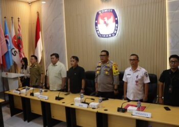 Polresta Manado bersama KPU Kota Manado mengadakan rapat koordinasi yang berlangsung di Aula Kantor KPU Manado pukul 15.00 WITA. Kegiatan ini bertujuan untuk menyamakan persepsi dan meningkatkan pemahaman semua pihak terkait mengenai kesiapan pengelolaan logistik untuk Pemilihan Umum 2024, Pada Rabu, 30 Oktober 2024.