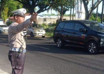 Sat Lantas Polresta Manado terlihat sigap melakukan pengaturan lalu lintas (gatur lalin) di beberapa titik strategis kota. Kegiatan rutin ini bukan hanya untuk memastikan kelancaran arus lalu lintas, tetapi juga untuk memberikan pelayanan prima kepada masyarakat, Kamis (31/10/2024).