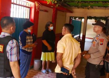 Polsek Mapanget mengamankan lokasi penemuan jasad seorang pria bernama Robert Sumairi (58), yang ditemukan dalam keadaan tak bernyawa di rumahnya di Lingkungan III, Kelurahan Buha, Kecamatan Mapanget, Kota Manado. Korban pertama kali ditemukan oleh bibinya, Telly Pangemanan (74), yang merasa curiga karena pintu rumah terkunci dan korban tidak merespons panggilan teleponnya, Pada Rabu pagi, 30 Oktober 2023.