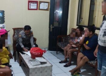 Kali ini, Polsek Tuminting berhasil menyelesaikan permasalahan warga melalui pendekatan problem solving yang efektif. Konflik yang terjadi antarwarga diselesaikan dengan melibatkan semua pihak terkait dalam diskusi terbuka, di mana masing-masing dapat menyampaikan pandangan dan keluhannya, Kamis (31/10/2024).