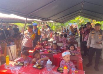 Polsek Bunaken Polresta Manado menggelar kegiatan makan gratis dalam rangka memperingati HUT Korps Brimob Polri ke-79. Acara yang berlangsung meriah ini dihadiri oleh para guru serta ratusan siswa-siswi SD Negeri Pandu yang antusias ikut serta, Pada hari Kamis, 31 Oktober 2024.