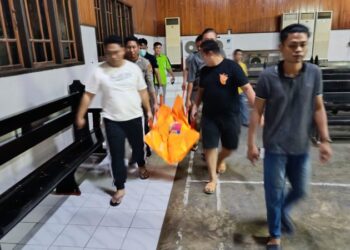 Warga Kelurahan Tanjung Batu, Kecamatan Wanea, Kota Manado dikejutkan oleh penemuan mayat seorang pria berusia 53 tahun yang ditemukan dalam keadaan gantung diri di Gedung Serba Guna Gereja Bukit Moria Rike. Pria tersebut, yang diketahui bernama HFS, merupakan warga Kelurahan Wanea, Lingkungan IV, dan bekerja sebagai pegawai swasta, Pada Rabu, 30 Oktober 2024, sekitar pukul 18.17 WITA