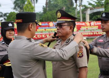 Kapolres Ogan Ilir, AKBP Bagus Suryo Wibowo, S.I.K., memimpin upacara kenaikan pangkat penghargaan di Mapolres Ogan Ilir pada Jumat, 1 November 2024. Upacara ini dilaksanakan sebagai bentuk apresiasi kepada personel yang telah menunjukkan dedikasi dan pengabdian luar biasa dalam tugas, salah satunya adalah Kompol Yanuariadi, Kasat Samapta Polres Ogan Ilir, yang menerima kenaikan pangkat sebagai bentuk penghargaan.