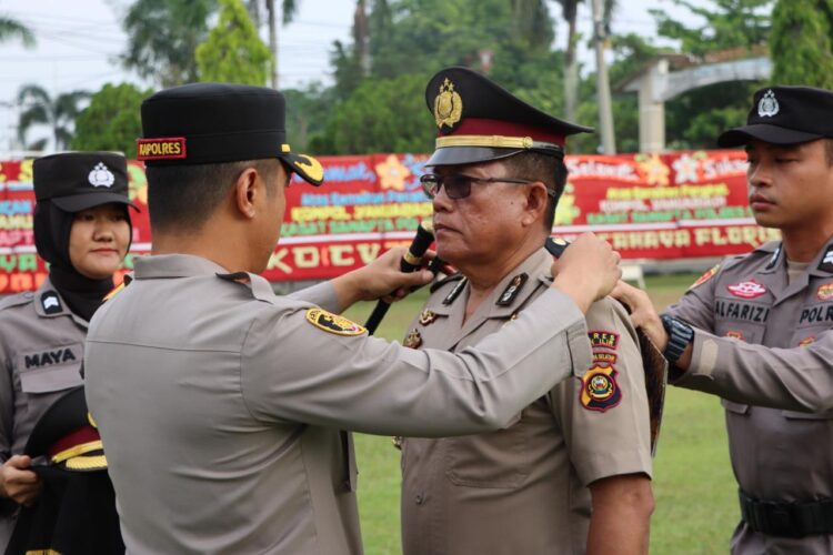 Kapolres Ogan Ilir, AKBP Bagus Suryo Wibowo, S.I.K., memimpin upacara kenaikan pangkat penghargaan di Mapolres Ogan Ilir pada Jumat, 1 November 2024. Upacara ini dilaksanakan sebagai bentuk apresiasi kepada personel yang telah menunjukkan dedikasi dan pengabdian luar biasa dalam tugas, salah satunya adalah Kompol Yanuariadi, Kasat Samapta Polres Ogan Ilir, yang menerima kenaikan pangkat sebagai bentuk penghargaan.