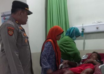 Seorang penderes jatuh dari pohon kelapa saat menyadap nira di Desa Karangcegak, Kecamatan Kutasari Kabupaten Purbalingga, Jumat (1/11/2024) sore. Oleh warga kemudian dilarikan ke rumah sakit.