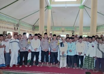 Kapolres Ogan Ilir AKBP Bagus Suryo Wibowo, S.Ik., melaksanakan kegiatan cooling system melalui kunjungan silaturahmi ke Pondok Pesantren Darul Iman di Desa Seri Kembang, Kecamatan Muara Kuang, Kabupaten Ogan Ilir, pada Jumat (1/11).