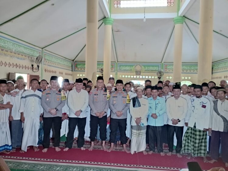 Kapolres Ogan Ilir AKBP Bagus Suryo Wibowo, S.Ik., melaksanakan kegiatan cooling system melalui kunjungan silaturahmi ke Pondok Pesantren Darul Iman di Desa Seri Kembang, Kecamatan Muara Kuang, Kabupaten Ogan Ilir, pada Jumat (1/11).