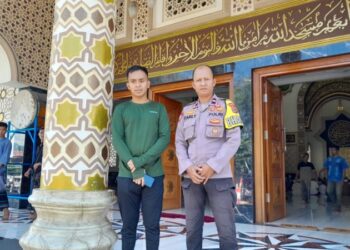 Anggota Polsek jajaran Polresta Manado terus melakukan pendekatan aktif kepada warga. Salah satu upaya dilakukan melalui kegiatan keagamaan, di mana personel kepolisian menghadiri Sholat Jumat dan mengajak jamaah untuk bersama-sama menjaga suasana kondusif di lingkungan masing-masing, Jumat (1/11/2024).