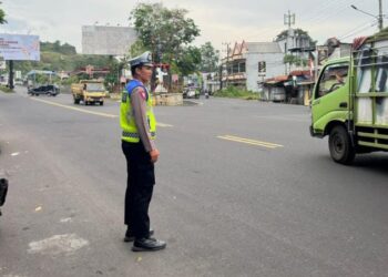 Satlantas Polresta Manado rutin melakukan pengaturan lalu lintas (gatur lalin) setiap pagi. Kegiatan ini dimulai sejak pukul 06.00 WITA, di mana petugas lalu lintas bersiaga di titik-titik strategis untuk memastikan kelancaran arus kendaraan, Jumat (1/11/2024).