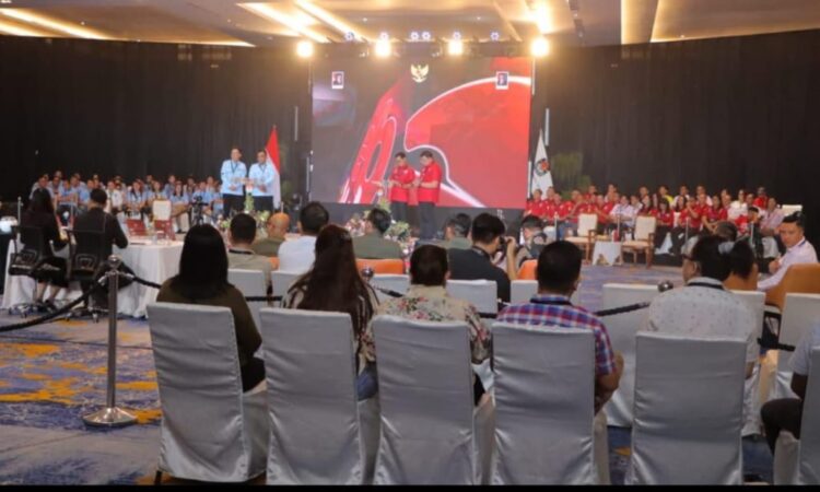 Berlangsung Debat Publik tahap kedua antara pasangan calon Bupati dan Calon Wakil Bupati Kabupaten Minahasa Utara. Acara ini diselenggarakan di Ball Room Hotel The Centra Maumbi, Desa Maumbi, Kecamatan Kalawat. Dengan tema “Kualitas Pelayanan Publik dan Inovasi Tata Kelola Pemerintahan”, debat ini bertujuan untuk membahas berbagai isu penting yang dihadapi daerah Minahasa Utara, Pada hari Jumat, 1 November 2024, pukul 17.00 WITA.