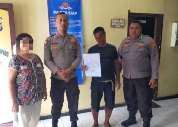 Polsek Pelabuhan menggelar sesi problem solving pada Sabtu, (2/11/2024) untuk menyelesaikan konflik yang terjadi di masyarakat akibat selisih paham. Acara yang dihadiri oleh kapolsek, tokoh masyarakat, dan perwakilan warga tersebut bertujuan untuk menciptakan suasana harmonis dan menjaga keamanan lingkungan.