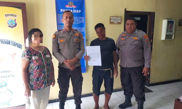 Polsek Pelabuhan menggelar sesi problem solving pada Sabtu, (2/11/2024) untuk menyelesaikan konflik yang terjadi di masyarakat akibat selisih paham. Acara yang dihadiri oleh kapolsek, tokoh masyarakat, dan perwakilan warga tersebut bertujuan untuk menciptakan suasana harmonis dan menjaga keamanan lingkungan.