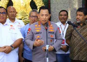 Kapolri Jenderal Polisi Drs. Listyo Sigit Prabowo menerima audiensi kelompok buruh. Hadir mendampingi Irwasum Polri Komjen. Pol. Ahmad Dofiri, Kabareskrim Komjen. Pol. Wahyu Widada, Kadiv Propam Polri Irjen. Pol. Abdul Karim, dan Kadiv Humas Polri Irjen. Pol Sandi Nugroho.