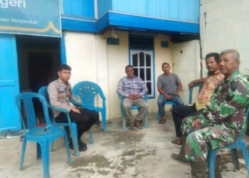 jajaran TNI dan Polri menunjukkan sinergitas yang kuat melalui kegiatan sambang serta pemberian himbauan kepada masyarakat. Kegiatan ini dilaksanakan oleh personil dari Polsek Tanjung Raja bersama Koramil setempat sebagai bentuk kolaborasi untuk mencegah potensi gangguan keamanan di lingkungan masyarakat.