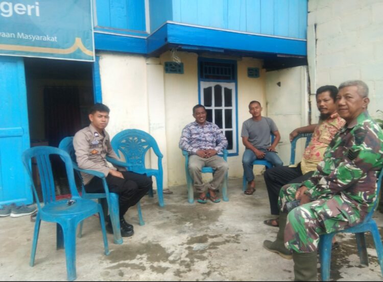 jajaran TNI dan Polri menunjukkan sinergitas yang kuat melalui kegiatan sambang serta pemberian himbauan kepada masyarakat. Kegiatan ini dilaksanakan oleh personil dari Polsek Tanjung Raja bersama Koramil setempat sebagai bentuk kolaborasi untuk mencegah potensi gangguan keamanan di lingkungan masyarakat.