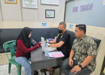 DIINTROGASI: HM warga Padang Bulan, Kecamatan Medan Selayang diintrogasi penyidik Siber terkait keterlibatannya akan tindak pidana judi online. (Foto Dok/ Polda Sumut)