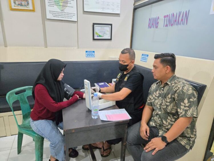 DIINTROGASI: HM warga Padang Bulan, Kecamatan Medan Selayang diintrogasi penyidik Siber terkait keterlibatannya akan tindak pidana judi online. (Foto Dok/ Polda Sumut)