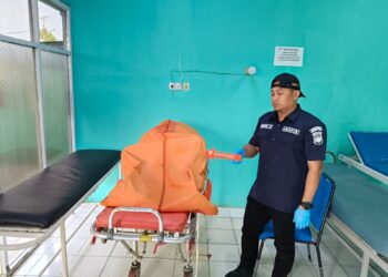 Kepolisian Sektor Tanjung Raja menerima laporan dari warga tentang penemuan sesosok mayat laki-laki yang mengapung di aliran Sungai Ogan, tepatnya di Dusun I, Desa Talang Balai Lama, Kecamatan Tanjung Raja, Kabupaten Ogan Ilir. Tim INAFIS Polres Ogan Ilir beserta personel Polsek Tanjung Raja langsung bergerak menuju lokasi untuk melakukan penyelidikan dan identifikasi awal, Kamis (31/10/2024).