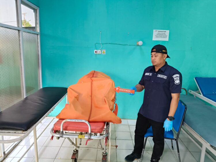 Kepolisian Sektor Tanjung Raja menerima laporan dari warga tentang penemuan sesosok mayat laki-laki yang mengapung di aliran Sungai Ogan, tepatnya di Dusun I, Desa Talang Balai Lama, Kecamatan Tanjung Raja, Kabupaten Ogan Ilir. Tim INAFIS Polres Ogan Ilir beserta personel Polsek Tanjung Raja langsung bergerak menuju lokasi untuk melakukan penyelidikan dan identifikasi awal, Kamis (31/10/2024).