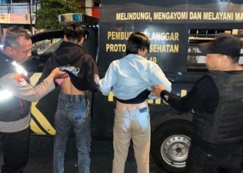 Polsek Jajaran Polresta Manado meluncurkan program inovatif bernama ‘Sibulan’ (Sikat Pemabuk Jalanan) pada Sabtu malam (2/11/2024). Program ini secara khusus menargetkan perilaku pemabukan di jalanan yang sering kali mengganggu ketertiban dan memicu keresahan warga.