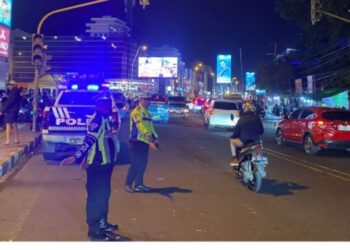 Dengan menyalakan lampu biru pada kendaraan patroli, petugas hadir di tengah masyarakat, memberikan rasa aman serta mencegah potensi gangguan Kamtibmas seperti balap liar, aksi kejahatan jalanan, dan pelanggaran lalu lintas, Sabtu (2/11/2024).
