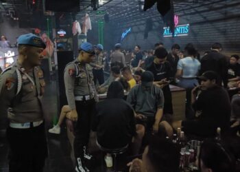 Polresta Manado bersama Detasemen Polisi Militer (DENPOM) XII/Merdeka melaksanakan operasi gabungan Gaktiblin di sejumlah tempat hiburan malam di wilayah hukum Polresta Manado, Sabtu (2/11/2024) malam.